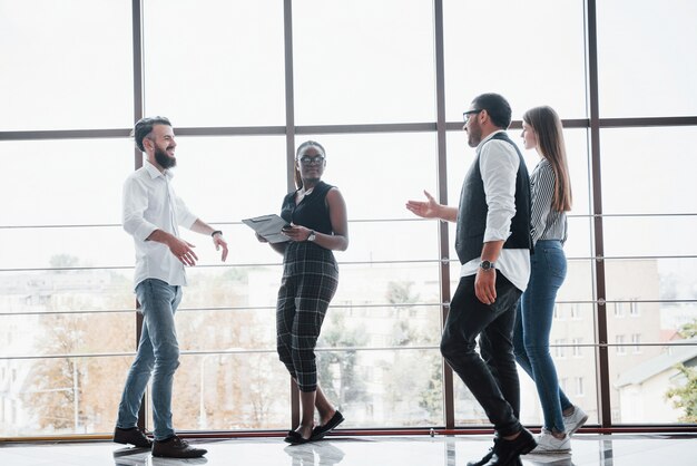 Junge Geschäftsleute diskutieren während eines Meetings im Büro gemeinsam über neue kreative Ideen