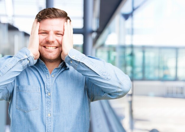 junge Geschäftsmann glücklich Ausdruck