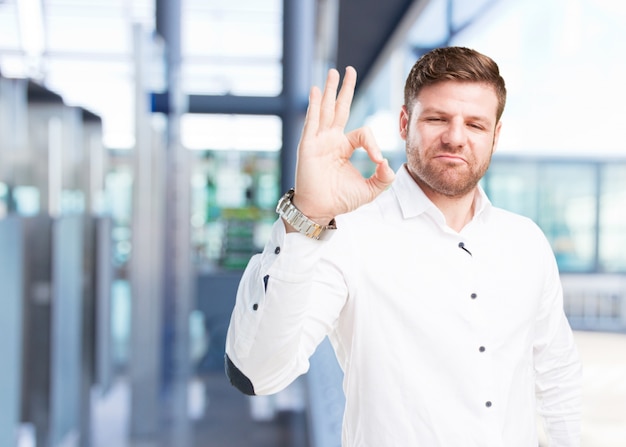 Kostenloses Foto junge geschäftsmann glücklich ausdruck