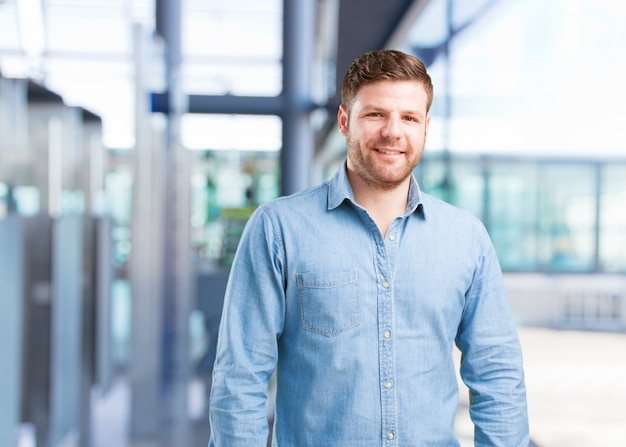 Kostenloses Foto junge geschäftsmann glücklich ausdruck