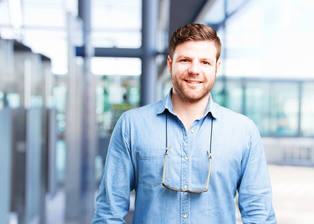 junge Geschäftsmann glücklich Ausdruck