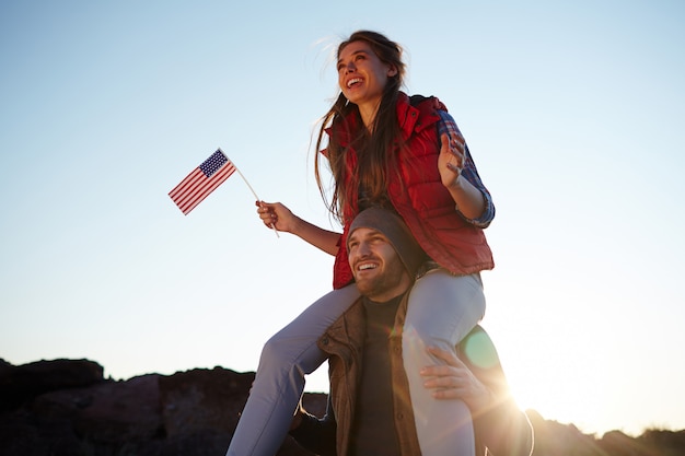 Junge glückliche Amerikaner auf Wanderung