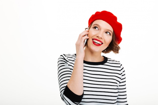 Junge glückliche Frau, die mit dem Handy spricht