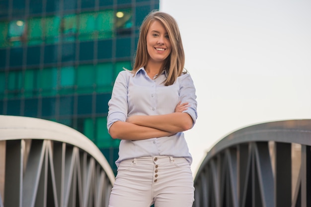 Junge glückliche Frauen oder Schüler auf dem Grundstück Business Hintergrund. Schöne junge Geschäftsfrau