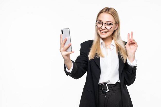 Junge glückliche Geschäftsfrau, die per Telefon winkt, um Freunde isoliert zu winken