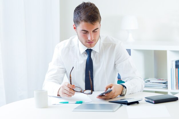 Junge gut aussehend Mann in seinem Büro arbeiten.