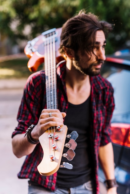 Kostenloses Foto junge hält die e-gitarre