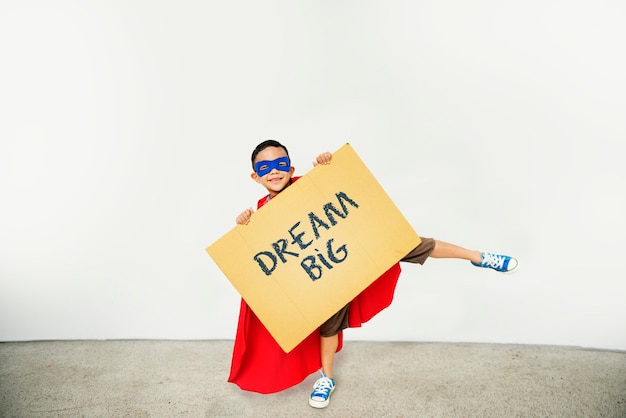 Junge hält ein Schild mit Dream Big