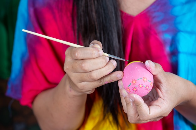 Junge helfen, Eier für Ostern vorzubereiten.