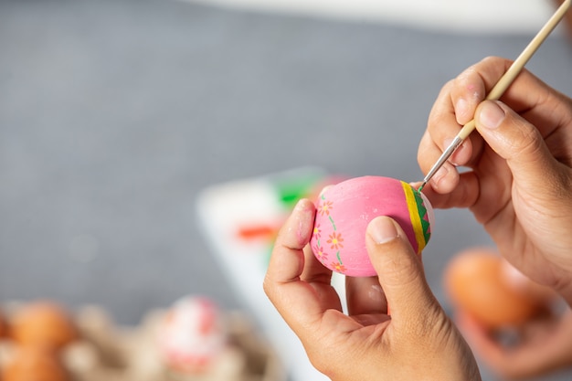 Junge helfen, Eier für Ostern vorzubereiten.