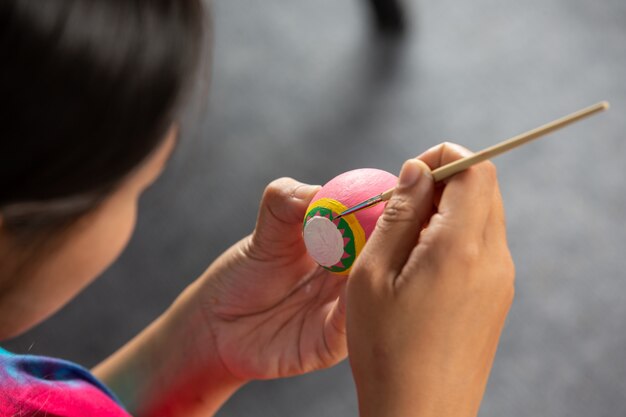 Junge helfen, Eier für Ostern vorzubereiten.