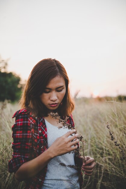 Junge Hippie-Mädchen im Sommer-Feld.