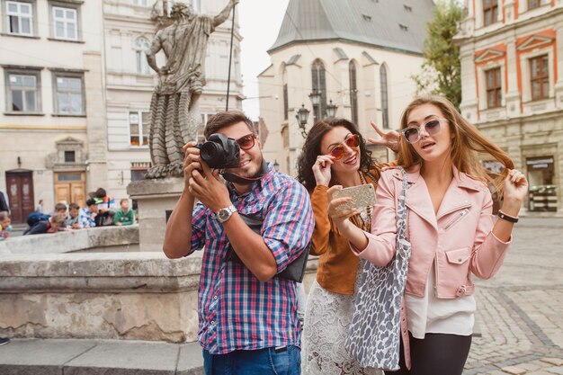 Junge Hipster-Freunde, die Fotos machen