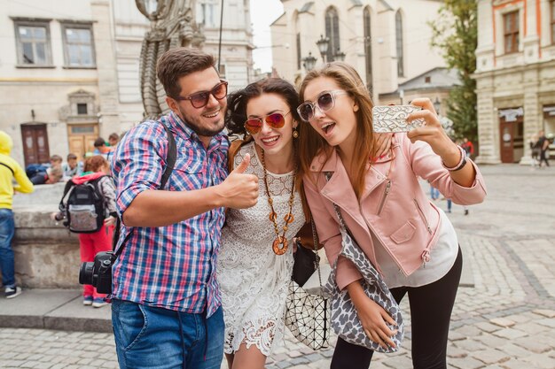 Junge Hipster-Freunde, die Fotos machen