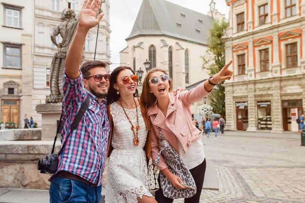 Junge Hipster-Freunde, die in der Altstadt aufwerfen