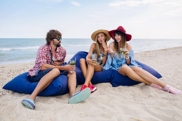 Junge Hipster-Gesellschaft von Freunden im Urlaub am Strandcafé, Mojito-Cocktail trinkend