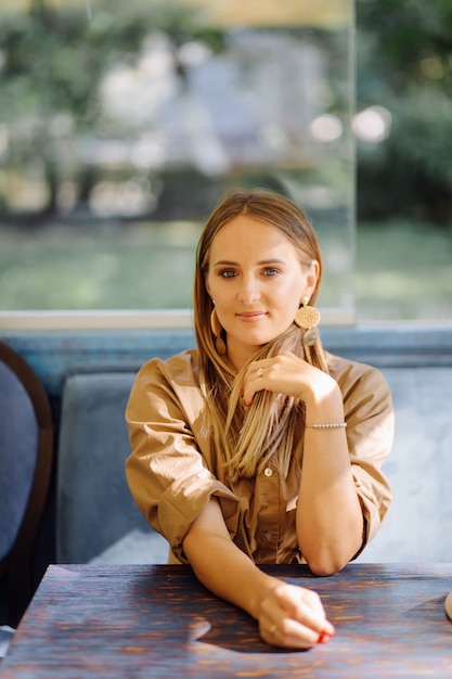 Junge hübsche frau im café