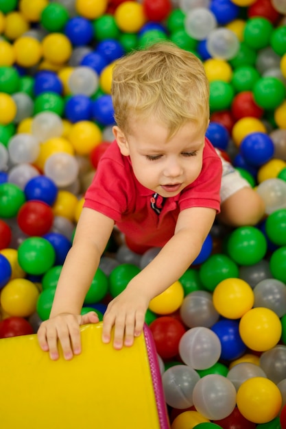 Junge im mittleren Schuss der Ballgrube