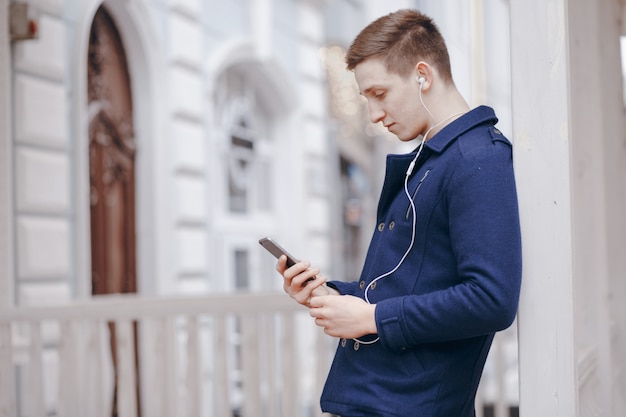 Junge in der Stadt