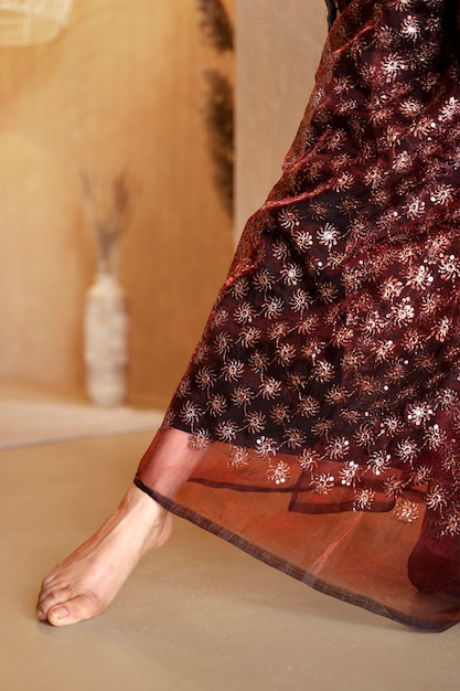 Kostenloses Foto junge indische frau mit sari
