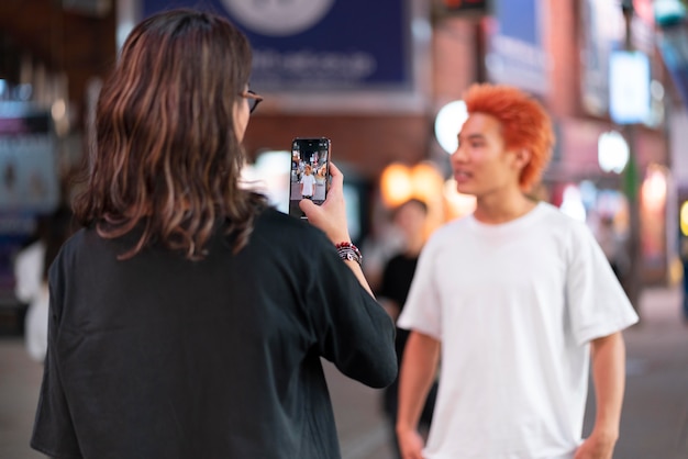 Kostenloses Foto junge japanische männer porträt in urbaner lage