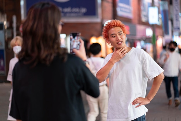 Kostenloses Foto junge japanische männer porträt in urbaner lage