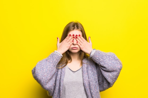 Junge jugendlich Frau, die ihre Augen isoliert bedeckt