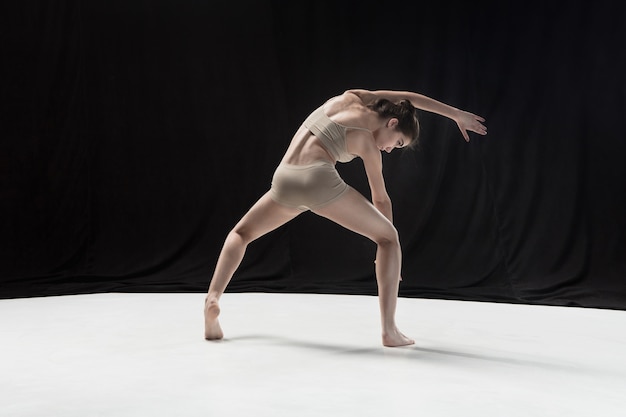 Junge jugendlich Tänzer tanzen auf weißem Boden Studio Hintergrund. Ballerina-Projekt. Choreografie und zeitgenössisches Konzept