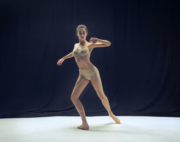 Junge jugendlich Tänzer tanzen auf weißem Boden Studio Hintergrund. Ballerina-Projekt.