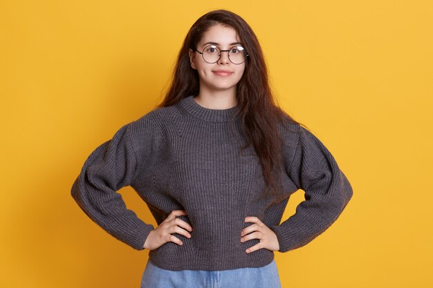 Junge junge frau mit dunklem haar mit runder brille