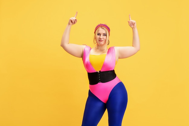 Junge kaukasische Plus Size weibliche Model Ausbildung auf Gelb