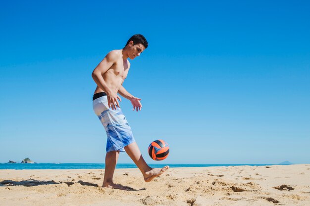 Junge Kerl fokussiert auf den Ball