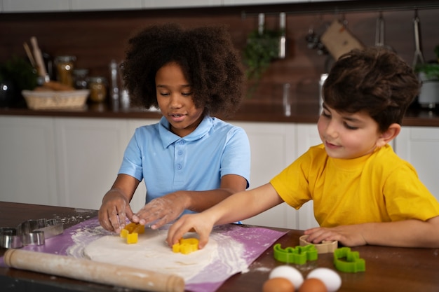 Junge Kinder, die zusammen kochen