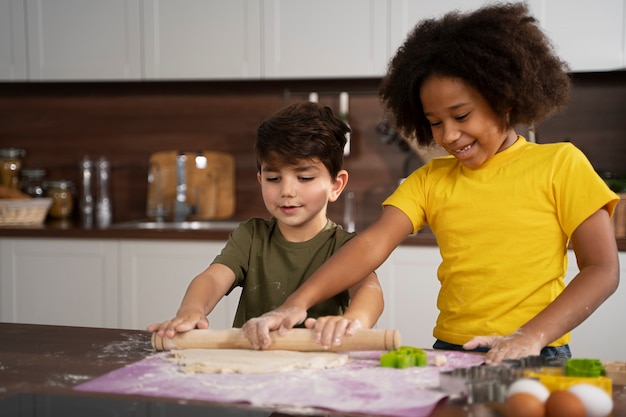 Junge Kinder, die zusammen kochen