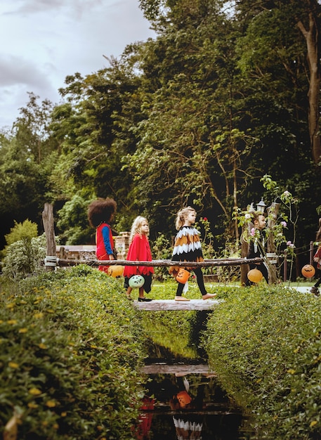 Junge Kinder Süßes oder Saures während Halloween