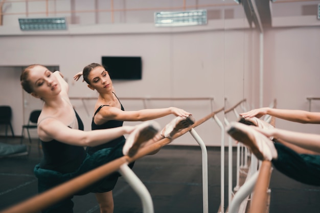 Kostenloses Foto junge klassische weibliche tänzer, die im tanzstudio üben