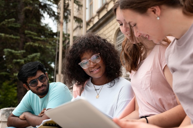 Junge Kollegen, die gemeinsam für eine Hochschulprüfung studieren a