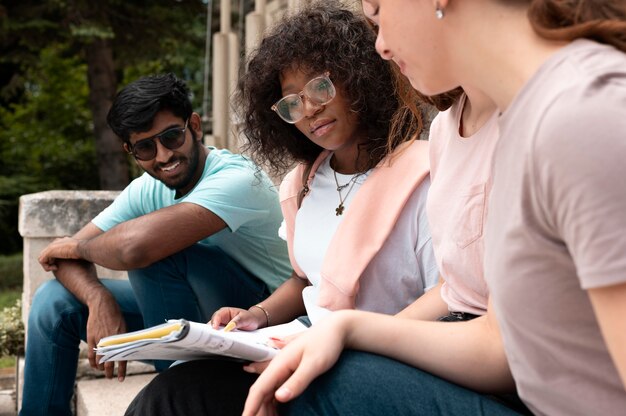 Junge Kollegen, die gemeinsam für eine Hochschulprüfung studieren a