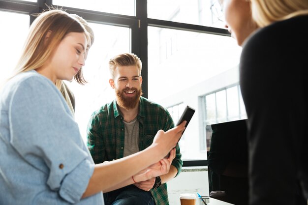 Junge Kollegen, die im Büro mit Tablet-Computer stehen