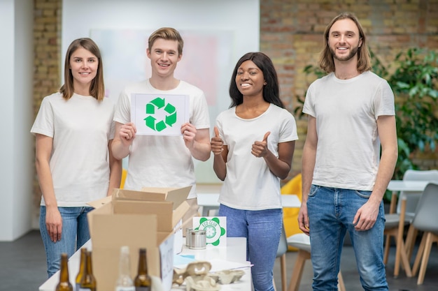 Junge Ökologen arbeiten in einem Recyclingzentrum