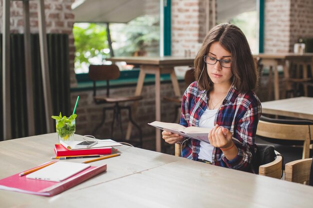 Junge konzentrierte Student im Café