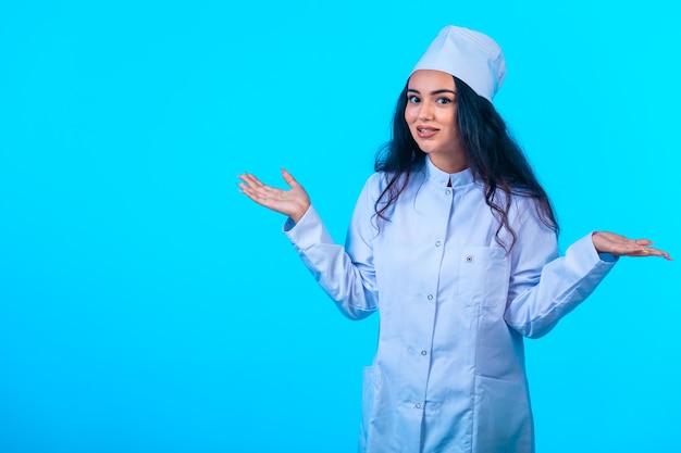 Junge Krankenschwester in isolierter Uniform sieht positiv aus
