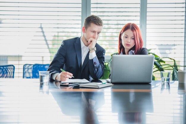 Junge kreative Menschen arbeiten zusammen