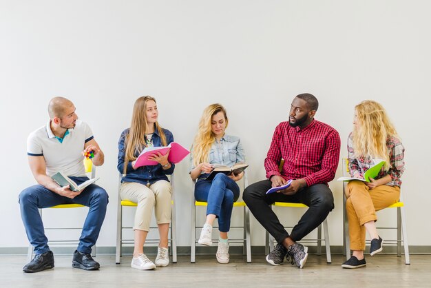 Junge kreative Menschen mit Notebooks