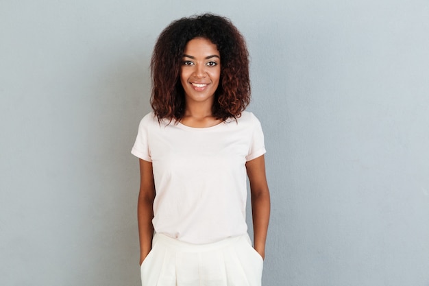 Kostenloses Foto junge lächelnde afroamerikanische frau stehend