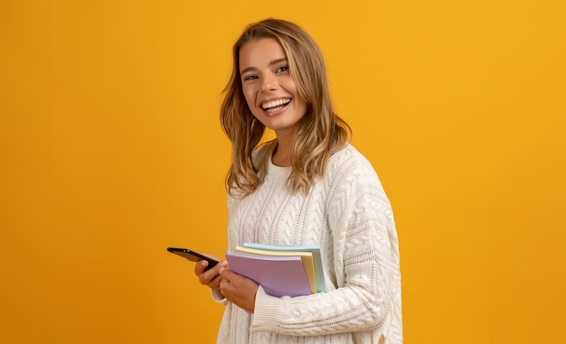 Junge lächelnde hübsche blonde Frau mit glücklicher Bildung der Bücher