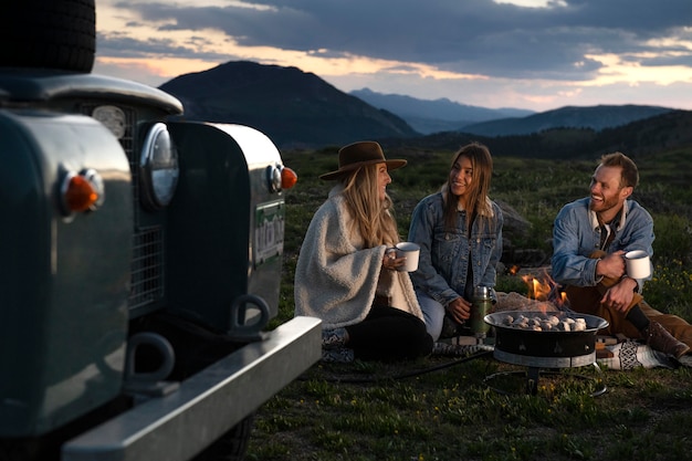 Junge Landreisende beim Picknick