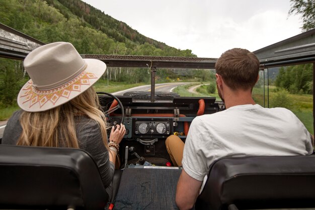 Kostenloses Foto junge landreisende fahren durch die landschaft