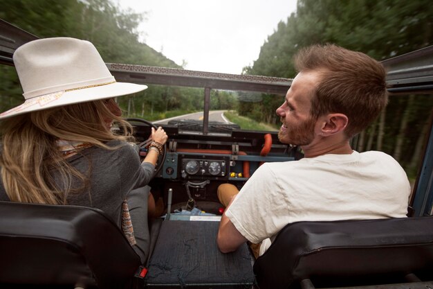 Junge Landreisende fahren durch die Landschaft