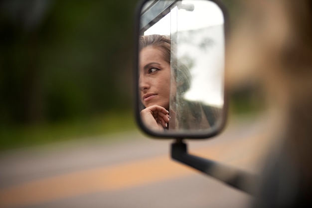 Kostenloses Foto junge landreisende fahren durch die landschaft